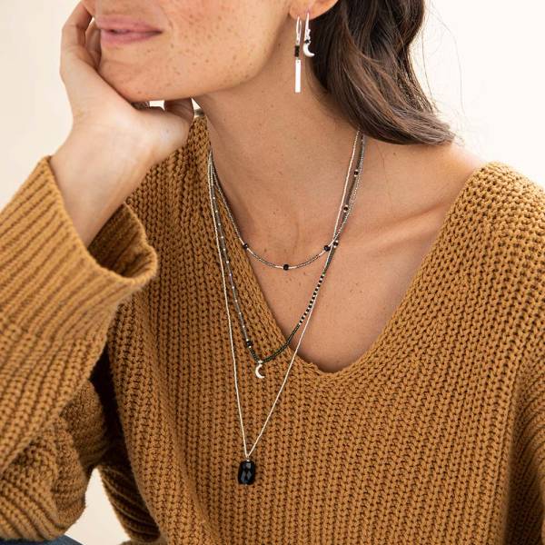 Brightly black onyx and glass bead necklace