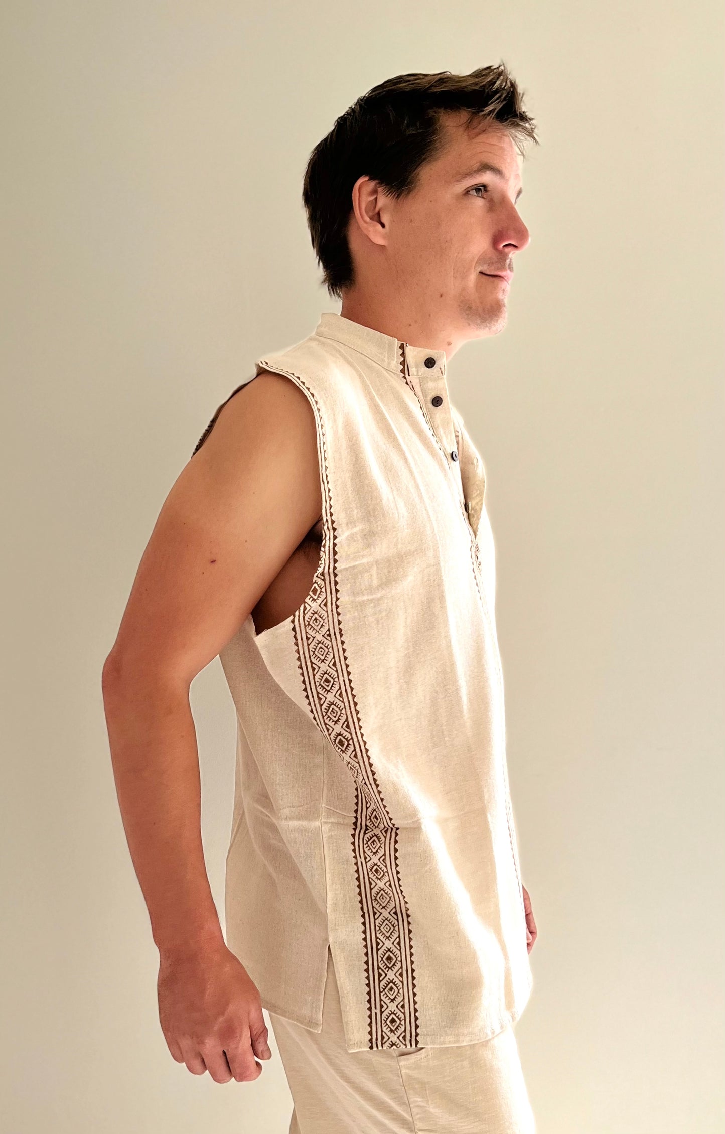 Tunique pour homme sans manche avec motifs aztèques - écru