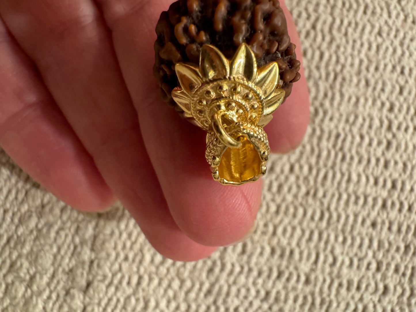 Pendentif en perle de Rudraksha et argent plaqué or