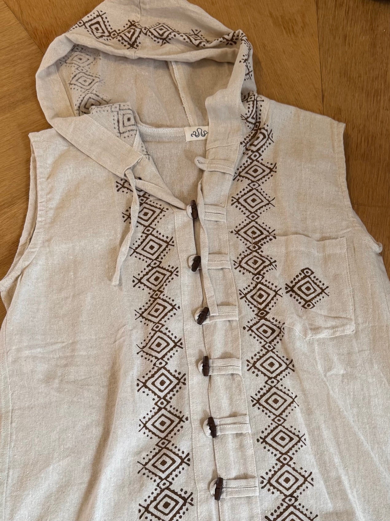 Sleeveless men's tunic with Aztec patterns - ecru