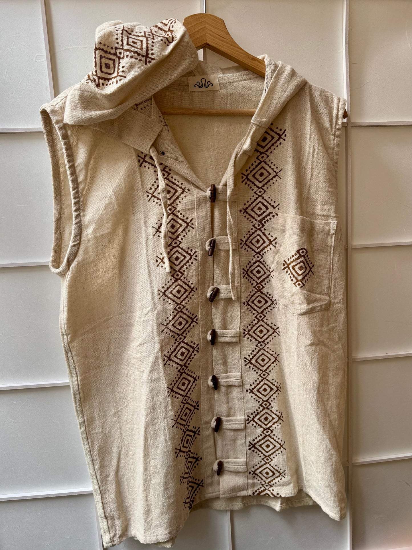 Sleeveless men's tunic with Aztec patterns - ecru