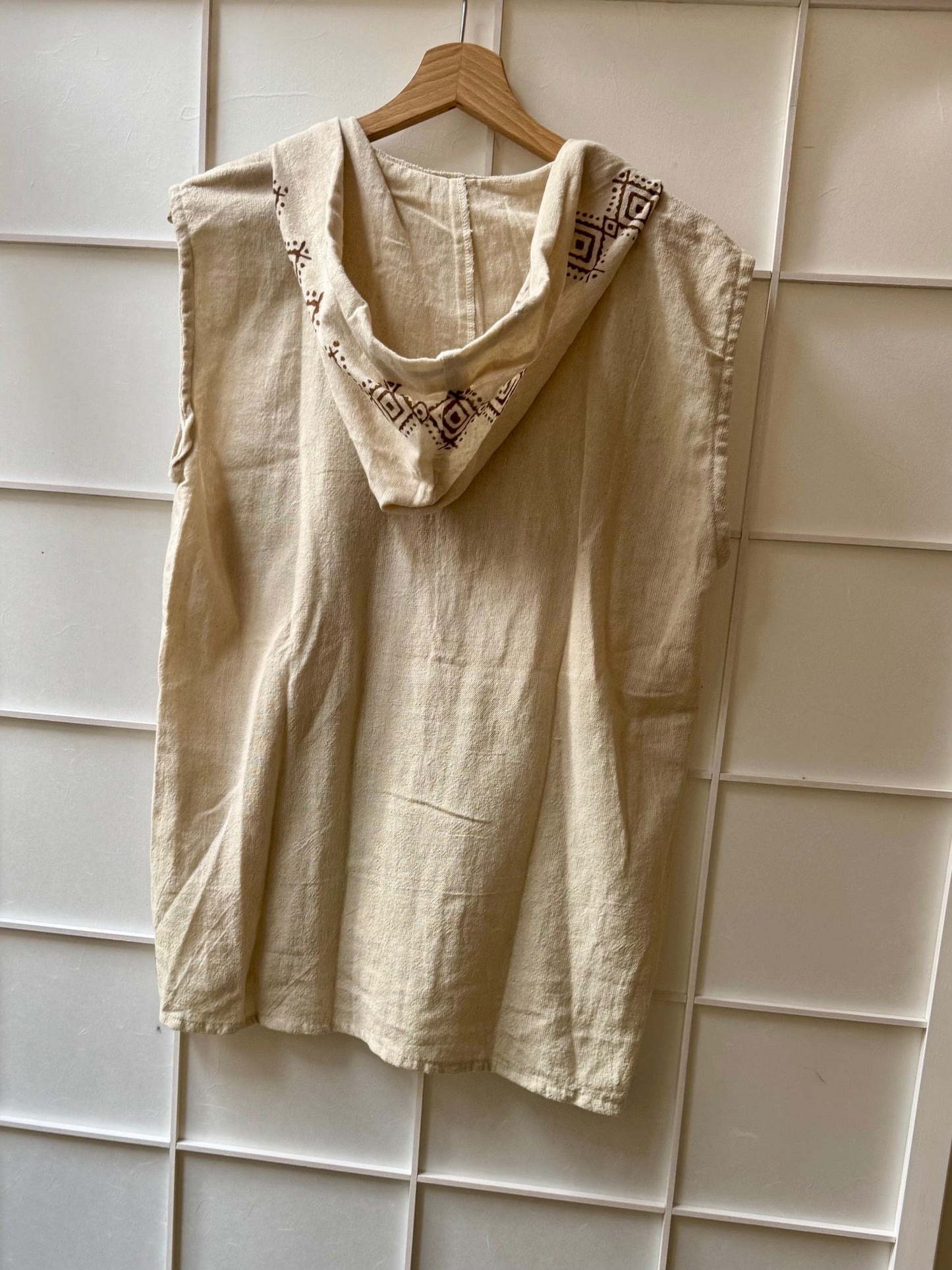 Sleeveless men's tunic with Aztec patterns - ecru