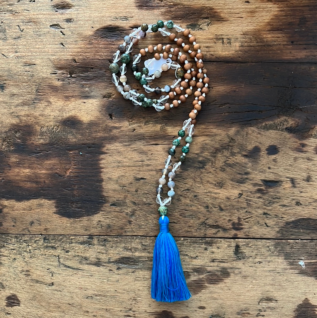 Mâlâ en perles de bois de santal, agate du botswana, turquoise africaine et quartz