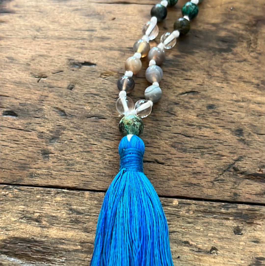 Mâlâ en perles de bois de santal, agate du botswana, turquoise africaine et quartz