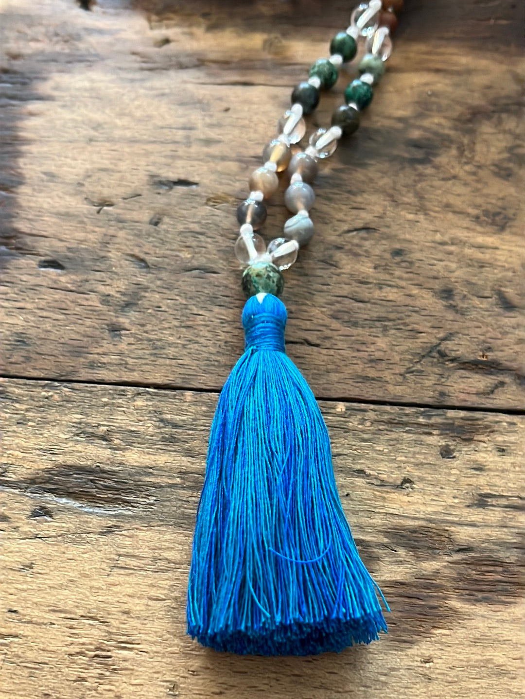 Mâlâ en perles de bois de santal, agate du botswana, turquoise africaine et quartz