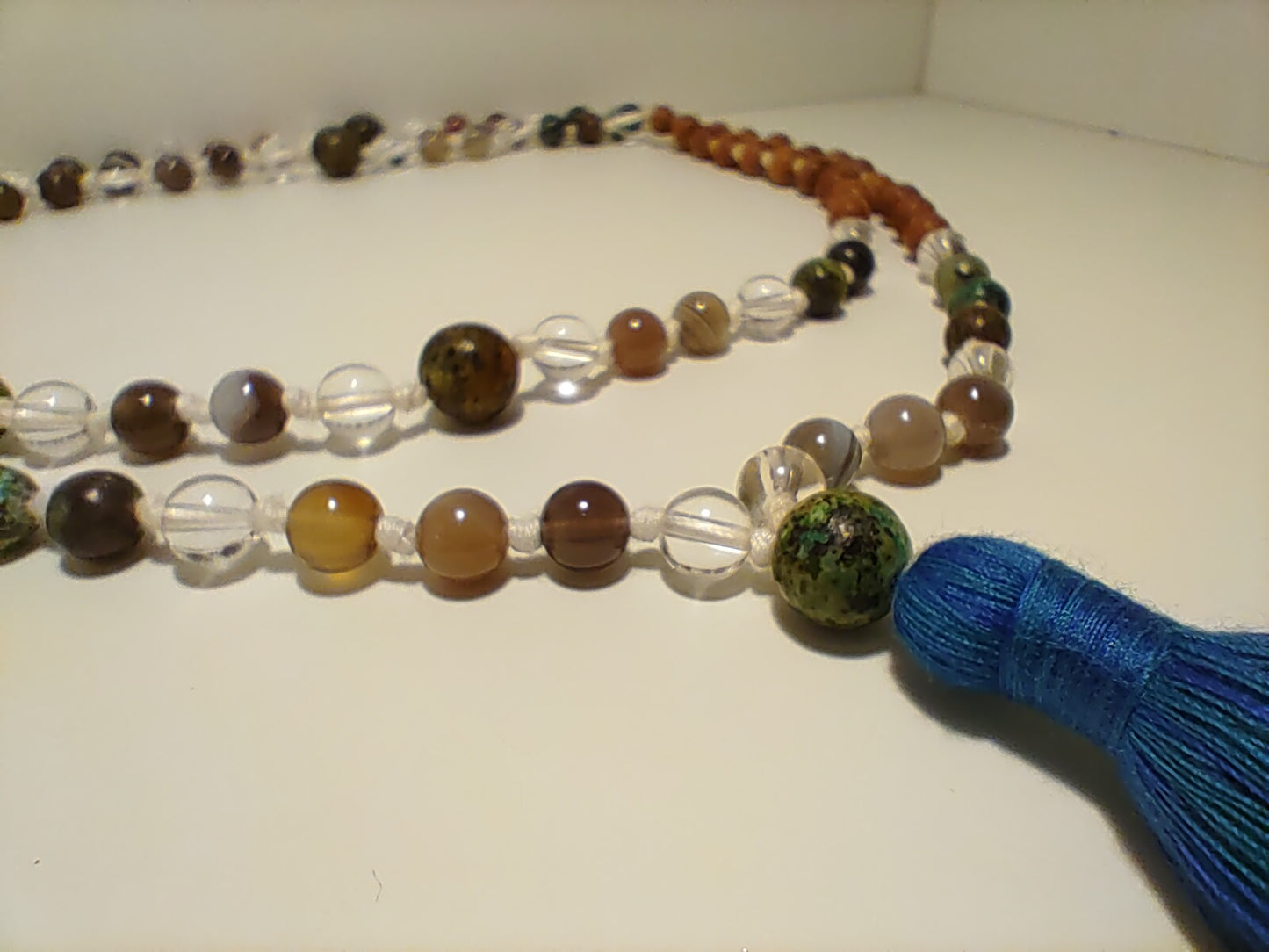 Mâlâ en perles de bois de santal, agate du botswana, turquoise africaine et quartz