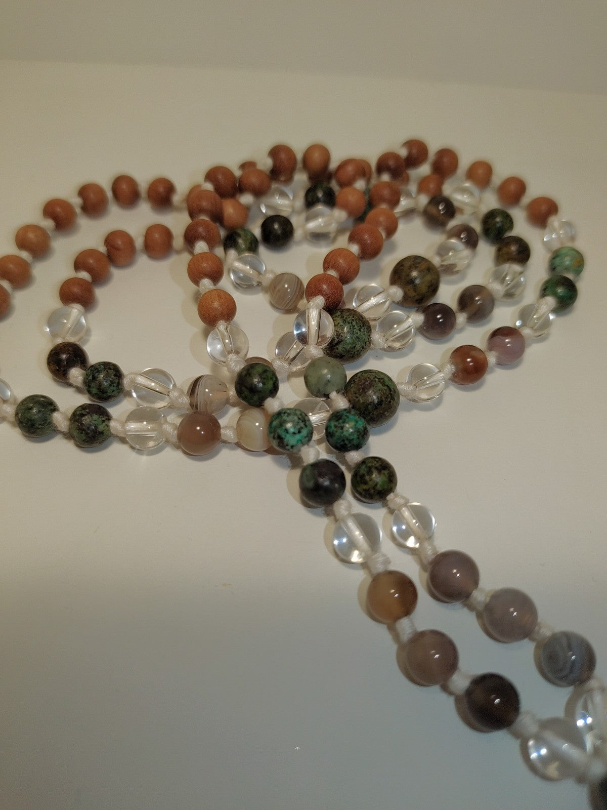 Mâlâ en perles de bois de santal, agate du botswana, turquoise africaine et quartz