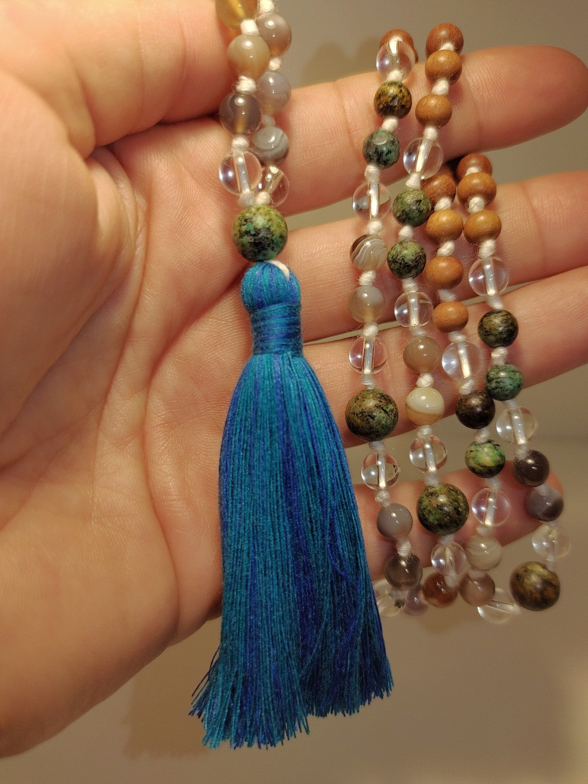 Mâlâ en perles de bois de santal, agate du botswana, turquoise africaine et quartz