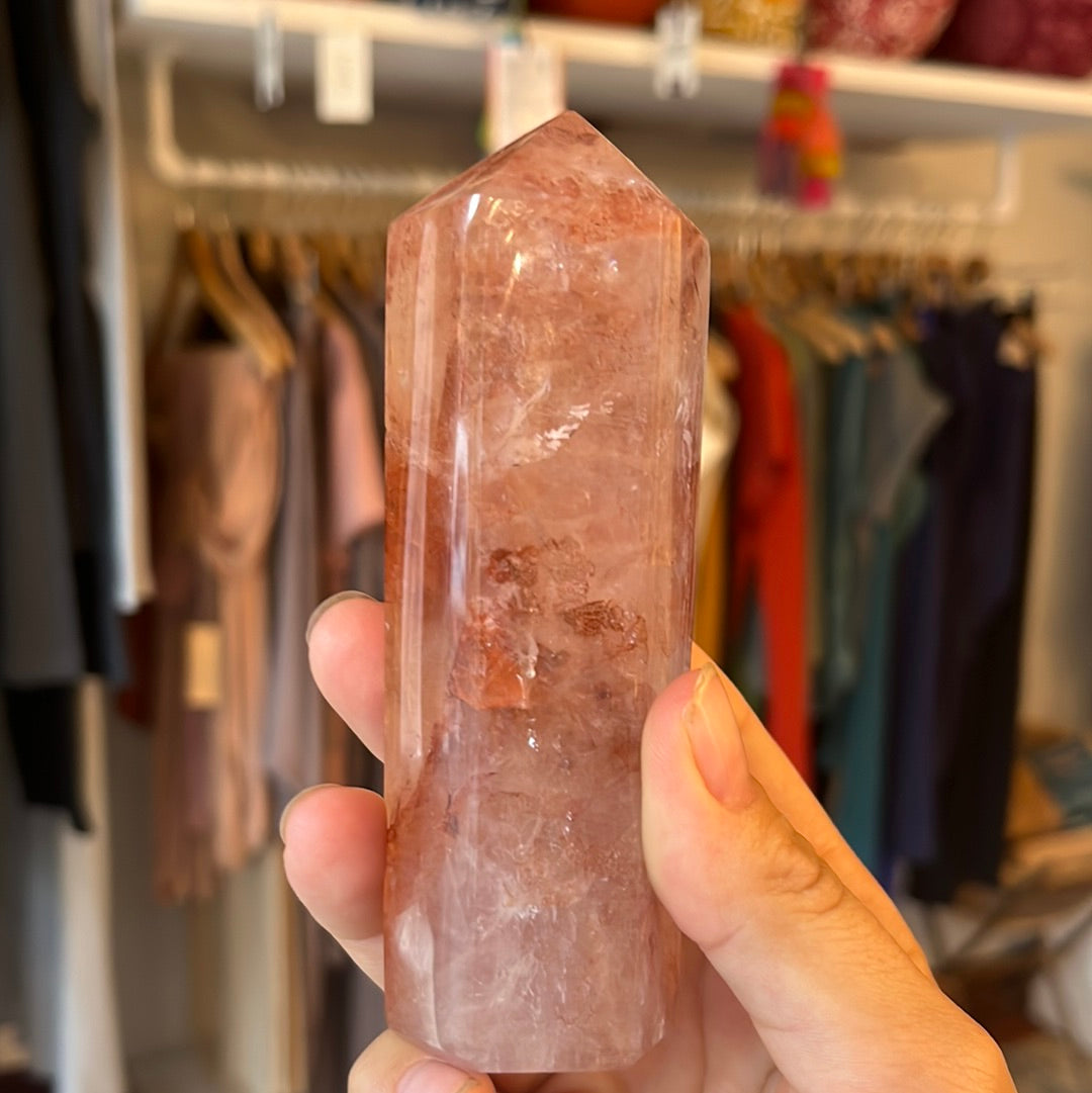 Cristal d’obélisque de quartz de feu (110 mm)