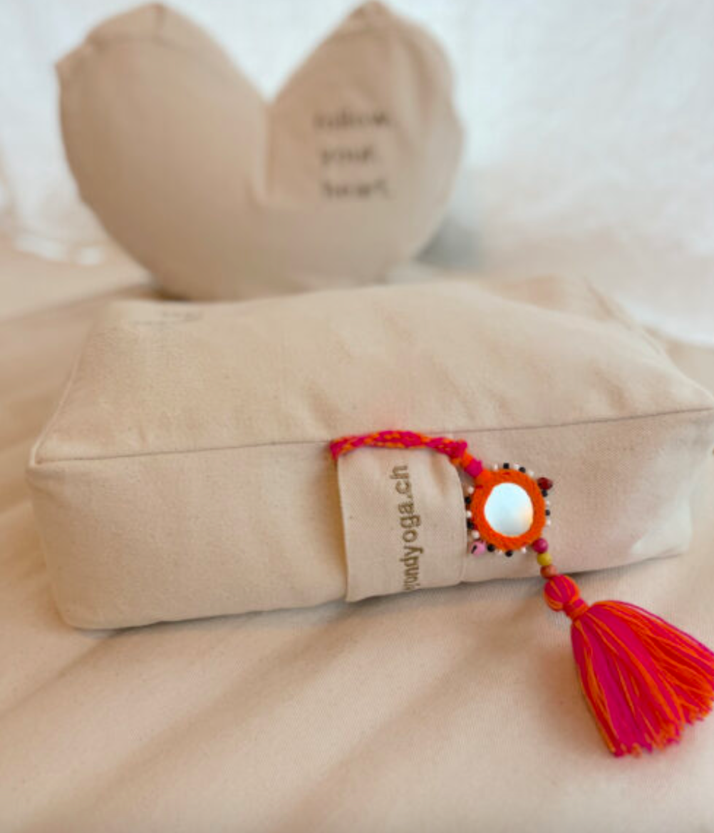 Petit coussin de yoga & méditation rectanculaire "invest.in.rest." ecru Beyond Yoga