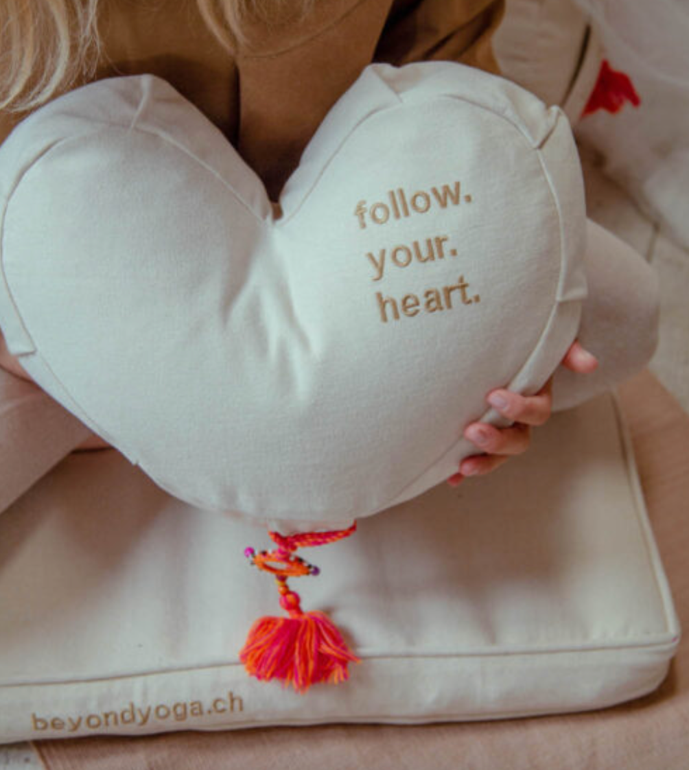 Coussin en forme de coeur - demi-lune  Zafu  "follow.your.heart."