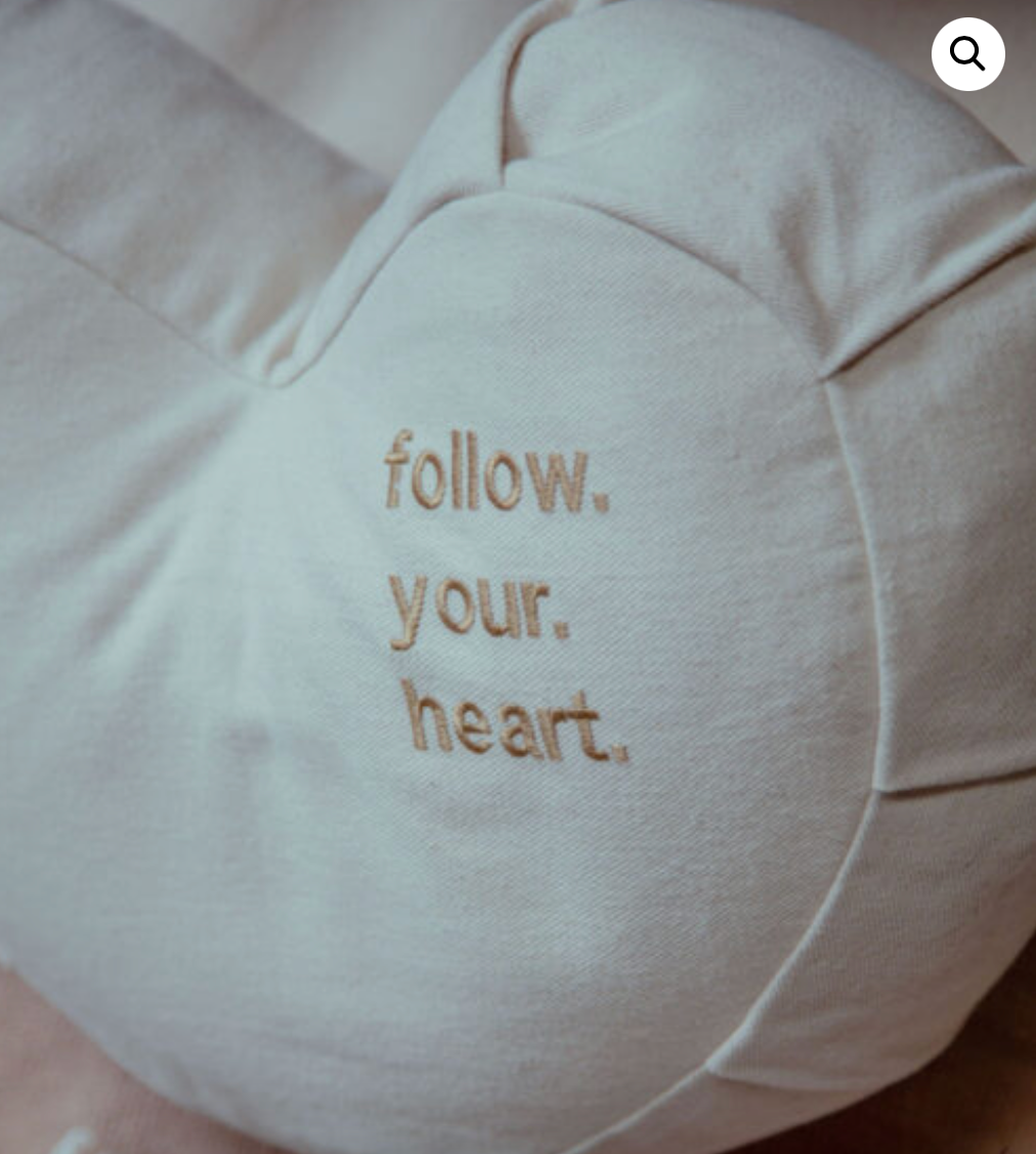 Coussin en forme de coeur - demi-lune  Zafu  "follow.your.heart."