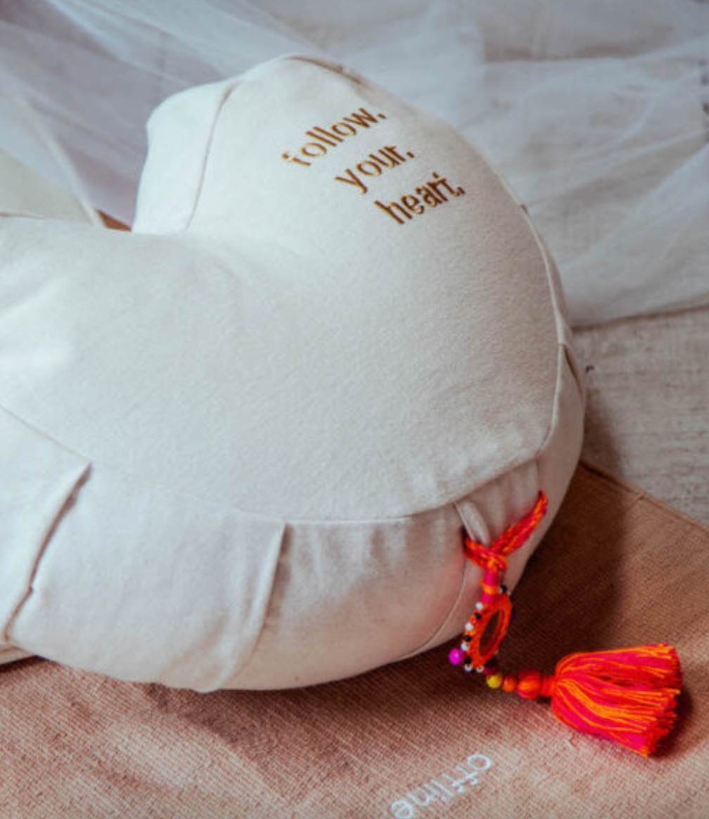 Coussin en forme de coeur - demi-lune  Zafu  "follow.your.heart."