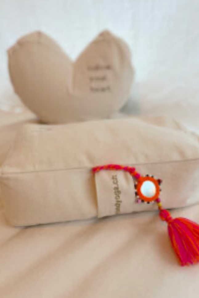 Coussin en forme de coeur - demi-lune  Zafu  "follow.your.heart."