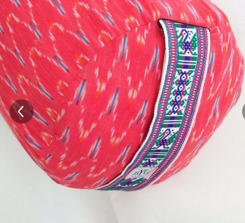 Bolster raspberry with round pattern spelled filling