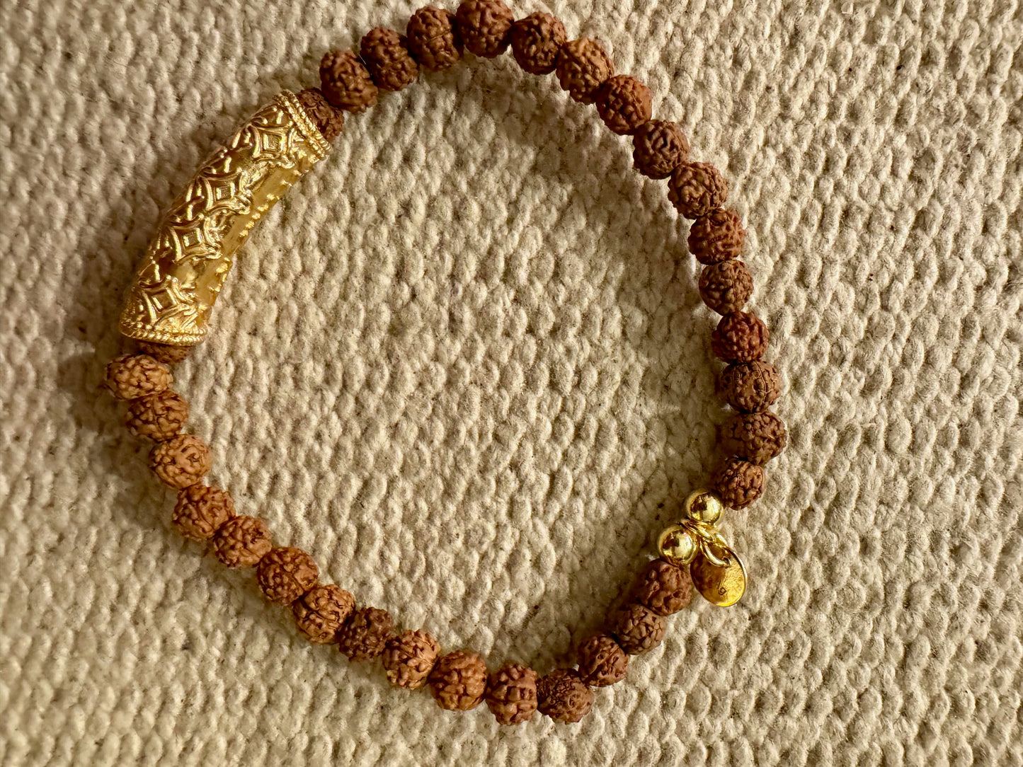 Bracelet Mâla Rudraksha ornement  argent plaqué or