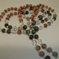 Mâlâ en perles de bois de santal, agate du botswana, turquoise africaine et quartz